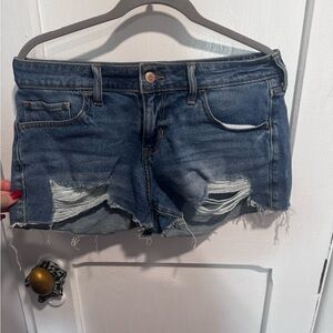 Blue denim size 7 low rise boyfriend short 3 inch waist 28 Hollister jeans short
